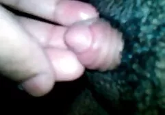 La fille avec la chatte colle son gros doigt sur le lit blanc sexe videos gratuites