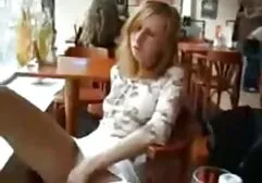 La mère en robe rouge avec le producteur dans le cul et film of sexe lui donne de sperme dans la bouche.