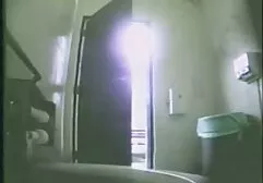 Une jeune fille aux film sex pourn cheveux courts érotiques à laver dans la salle de bain.