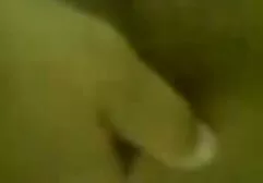 Les femmes pratiquent shuffy avec des shorts roses et sex le fille des leggings gris dans la pièce vide.