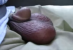 Un homme rusé qui vidio sexi xxx colle ses doigts dans l'anus d'une fille est quand elle tire le vagin et baise ensuite le trou anal.