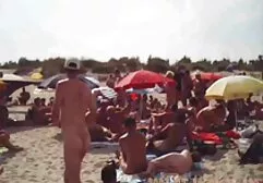 Jeune brune sent le gros pénis dans le vagin sex filme xx qui est humide.