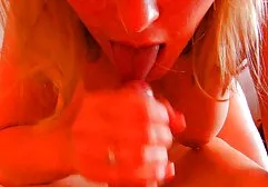 Une fille en sex tube filme pull rose enlevant sa culotte et une chaude chatte rasée sur webcam.