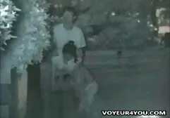 Un homme brun sex porno gratuit arab aux cheveux longs a une chaussette noire.