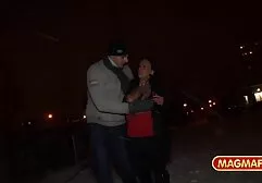 Les femmes vêtues sex porno femme avec animaux de rouge montrent la traite des gros devant la caméra