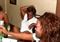 Un hahal pompé pour donner la bouche d'une mère film sexy africaine est blonde et la tord doucement
