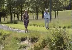 Modèle avec de gros seins posant pour un photographe film secsi en mer