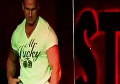 L'homme a videos porno sex hd baisé la brune au lit devant une femme curieuse.