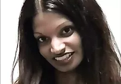 Marié la MILF fermée à un sexy film erotic jeune homme dans la chambre et la bite dans le vagin.