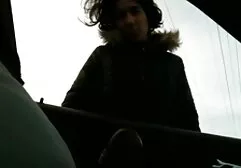 Une fille sexy film sex nike regarde le vagin.