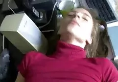 Une femme dégoûtante dans le corps exposant son poilu sous la vis sex porno petit fille et sucer sa bite avec des bonbons.