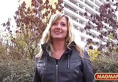 Un homme d'affaires vêtu de bleu va les sexe videos gratuites francaises vis dans le vagin d'un amant maigre avec une femme endormie