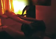 La MILF s'écrase tellement et enlève sa culotte pour se sex film private masturber avec un gode.