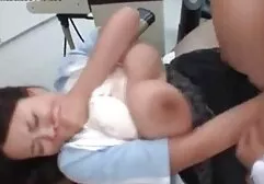 Les jeunes femmes sucer des bites et baiser avec un petit ami sur sexe les femmes avec le cheval le canapé blanc