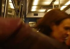 Un homme mange une femme dans sa bouche et met du gratuit film sexe sperme chaud sur son visage.