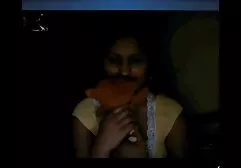 L'homme dans un chapeau de cow-boy tire l'ami par son cul avec sex gratuit film une ceinture et verser du lait dans son cul.
