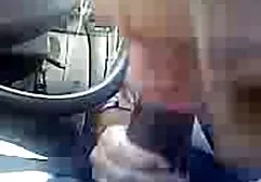 Modèle avec sex movies mama la chatte percée et d'énormes ailes sur son dos et gode dans le cul.