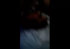 Une pute de 66 sex xx filme ans avec des perruques se masturbe et baise dans le vagin avec un jeune bâtard.