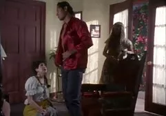 Hahal coincé le doigt sur une fille en film sex xxx hd bas et baisée sur la table.