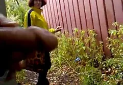 Un homme qui caressait la poitrine d'une femme aux larges épaules qui film porno gratuit sexy venait de sortir de la machine sexuelle.