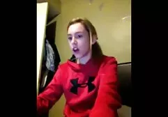 Une femme noire aux xxx sex fr gros seins qui souffle un homme chauve et se donne à lui.